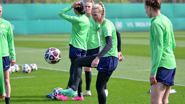 VfL-Wolfsburg-Torhüterin Frohms am Ball im Abschlusstraining vor Arsenal.
