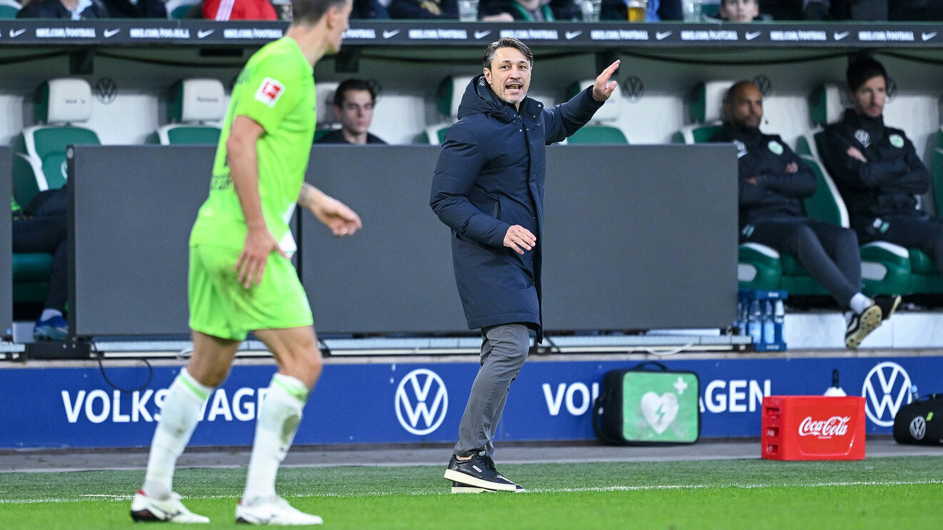 Niko Kovac vom VfL Wolfsburg ruft seiner Mannschaft auf dem Spielfeld etwas zu.