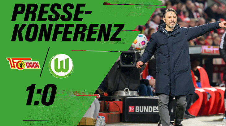 Pressekonferenz nach der 0:1-Niederlage bei Union. VfL-Wolfsburg-Trainer Niko Kovac steht am Spielfeldrand und streckt einen Arm aus. 