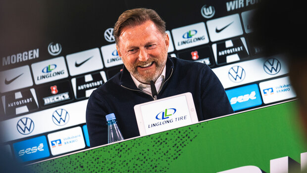Der neue Trainer Ralph Hasenhüttl lacht bei der Pressekonferenz zu seiner Vorstellung.