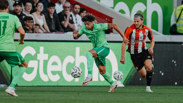 Der VfL-Wolfsburg-Spieler Kevin Paredes läuft mit dem Ball.