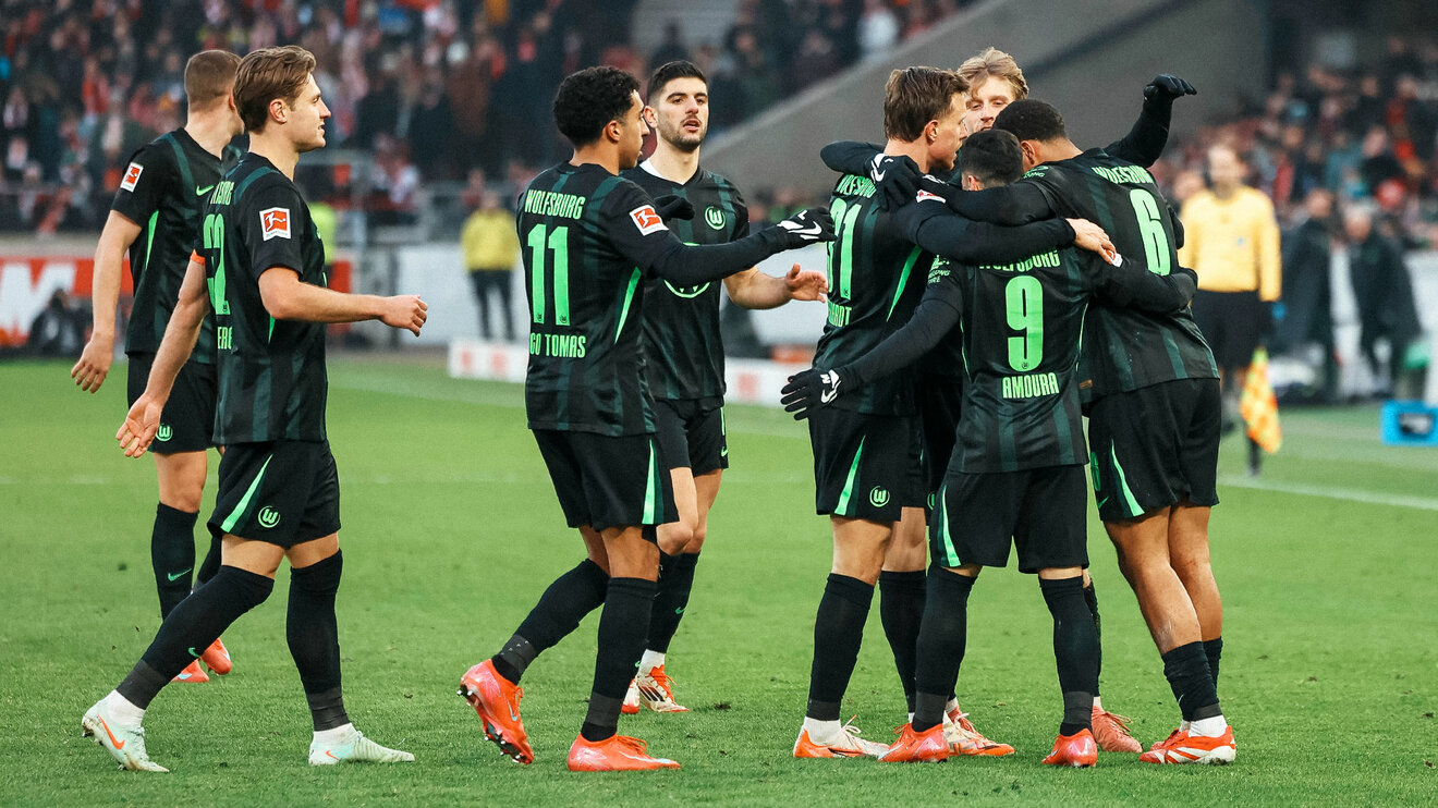Die VfL-Wolfsburg-Spieler jubeln zusammen nach einem Tor.