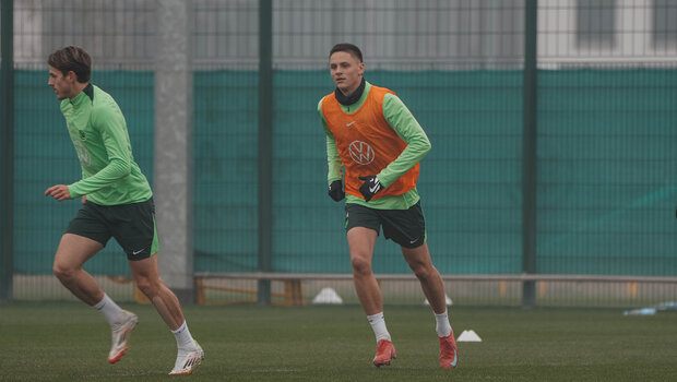 Der VfL-Wolfsburg-Spieler Bence Dardai in einer Laufbewegung.