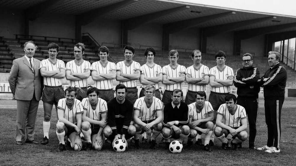 Ein Mannschaftsfoto der VfL Herren von 1970. Die Herrenmannschaft des VfL Wolfsburg von 1970 stellt sich für ein Mannschaftsfoto auf.