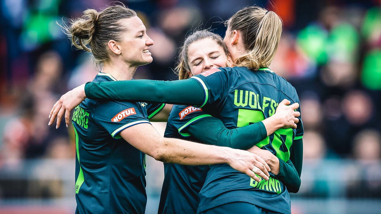Die VfL-Wolfsburg-Spielerinnen Alexandra Popp, Tabea Waßmuth und Jule Brand umarmen sich und bejubeln ihrem Treffer.