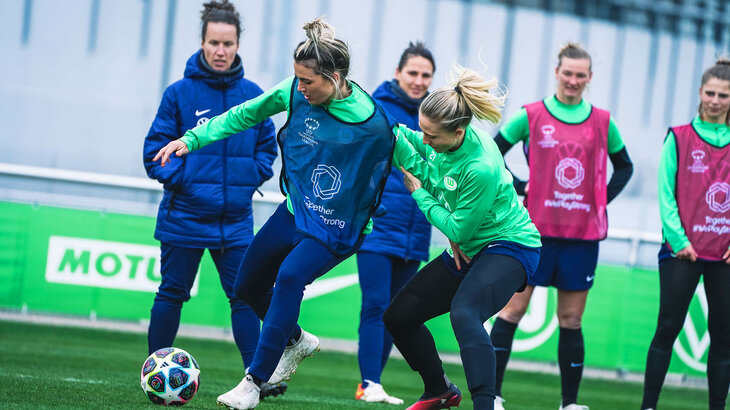 Zwei Spielerinnen des VfL Wolfsburg im Zweikampf in einem Trainingsspiel.