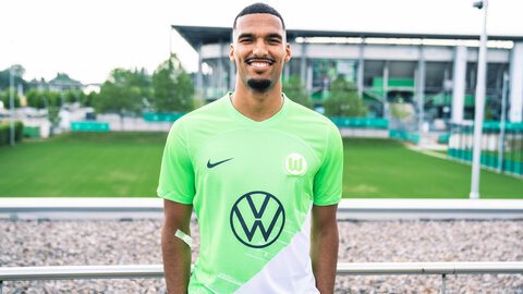 VfL Wolfsburg Neuzugang Moritz Jenz posiert im VfL Trikot vor der Volkswagen Arena.