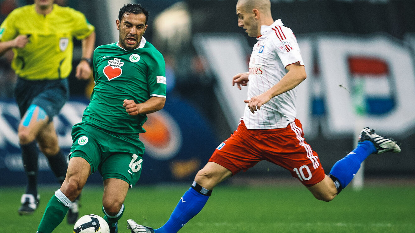 Der ehemalige VfL-Wolfsburg-Spieler Mahir Saglik im Zweikampf mit einem Gegenspieler.