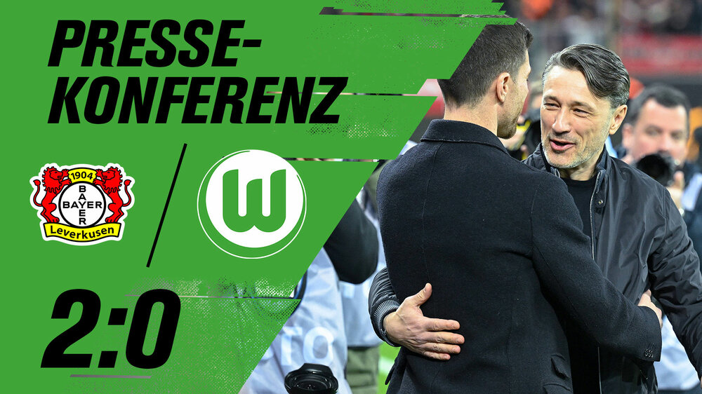 Niko Kovac, der Trainer des VfL Wolfsburg hält den Trainer aus der gegnerischen Mannschaft im Arm. Davor befinden sich eine grüne Grafik mit dem Logo vom VfL Wolfsburg und von Bayern Leverkusen.