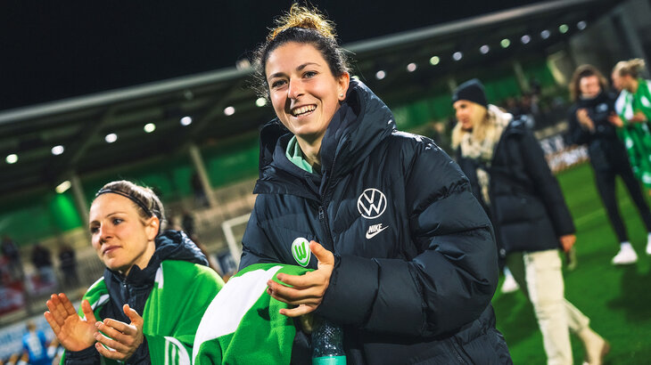 VfL-Wolfsburg-Spielerin Chantal Hagel lächelt und klatscht in die Hände. 