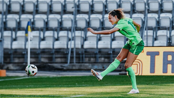 VfL-Wolfsburg-Spielerin Fenna Kalma schießt den Ball.