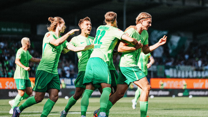 Die Spieler des  VfL Wolfsburg bejubeln den Torschützen Sebastiaan Bornauw im Spiel gegen Kiel.