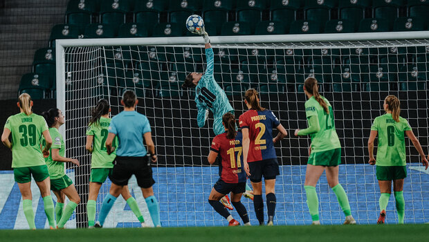 Die VfL-Wolfsburg-Spielerin Anneke Borbe hält einen Ball.