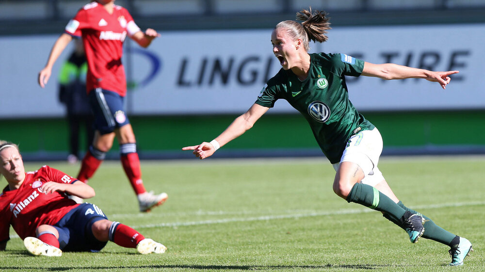 Die VfL Wolfsburg Spielerin Ewa Pajor rennt jubelnd über den Platz und freut sich über ihr Tor.