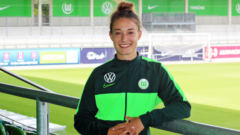 VfL Wolfsburg Spielerin Rauch posiert im Trainingsanzug auf der Tribüne des AOK Stadions.
