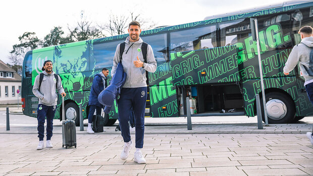 Der VfL Wolfsburg-Spieler Koen Casteels steigt aus dem Bus.