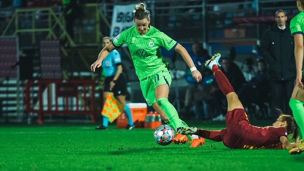 Die VfL-Wolfsburg-Spielerin Alexandra Popp nach einem Zweikampf in der Uwcl.