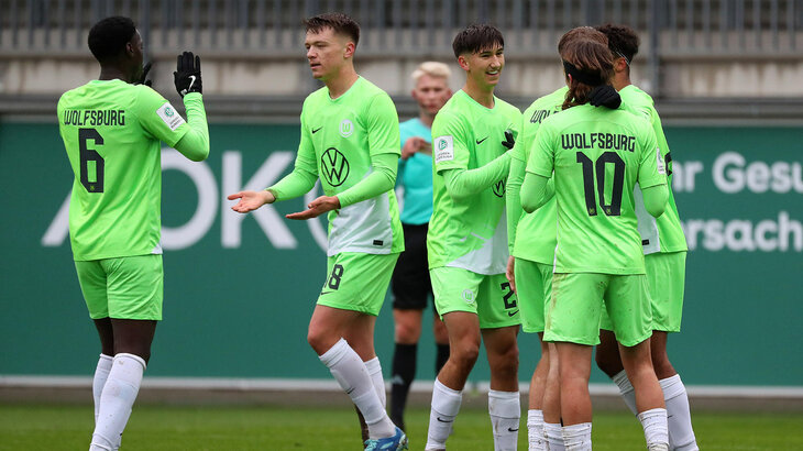 Die U19-Spieler des VfL Wolfsburg jubeln nach einem Tor in der A-Junioren Bundesliga.