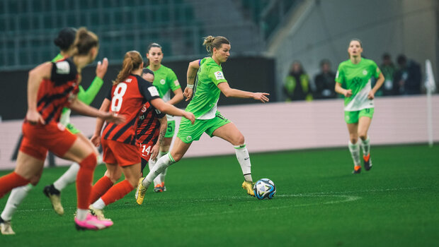 Alexandra Popp, die Kapitänin vom VfL Wolfsburg, läuft mit dem Ball voraus und die Frankfurterinnen ziehen nach.