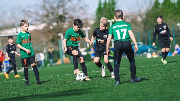 E-Junioren spielen auf dem A-Platz des VfL Wolfsburg.
