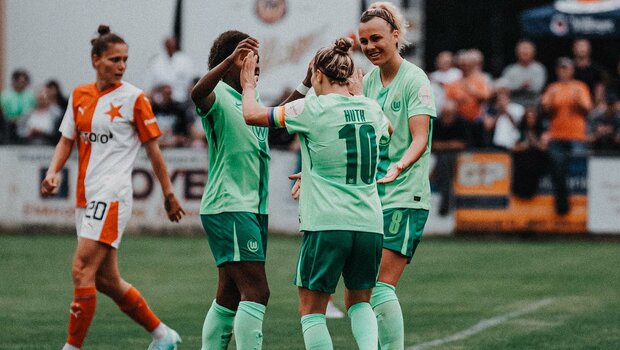Die VfL-Wolfsburg-Spielerinnen Svenja Huth und Lena Lattwein jubeln zusammen.