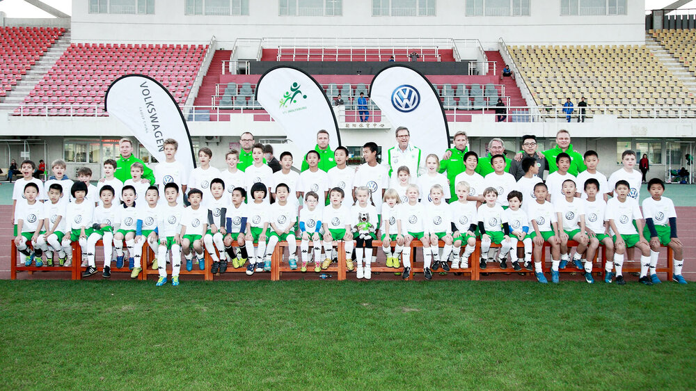 Ein Gruppenbild der Kinder der VfL Wolfsburg-Fußballschule.