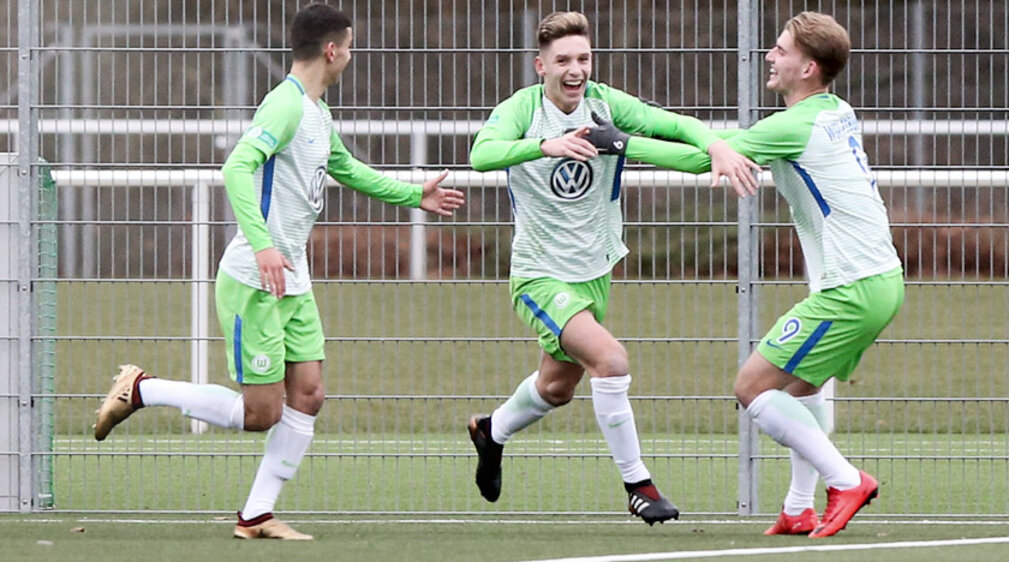 Einige Spieler der U17 des VfL Wolfsburg freuen sich über den 4:1-Sieg gegen den FC St. Pauli. 