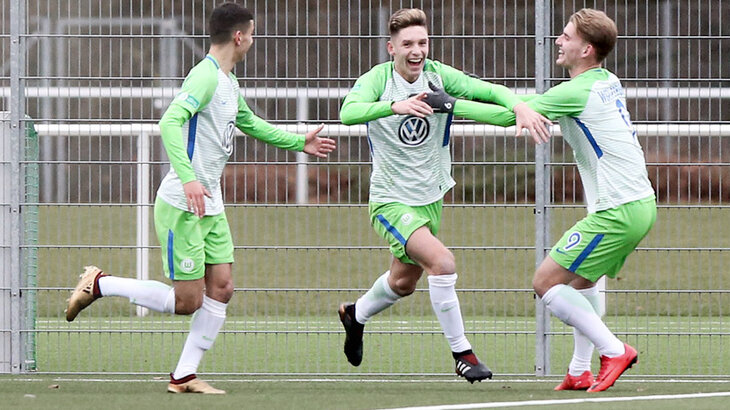 Einige Spieler der U17 des VfL Wolfsburg freuen sich über den 4:1-Sieg gegen den FC St. Pauli. 