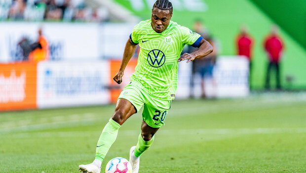 VfL-Wolfsburg-Spieler Ridle Baku konzentriert am Ball.