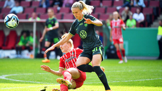 Die VfL-Wolfsburg-Spielerin Rebecka Blomqvist im Zweikampf.