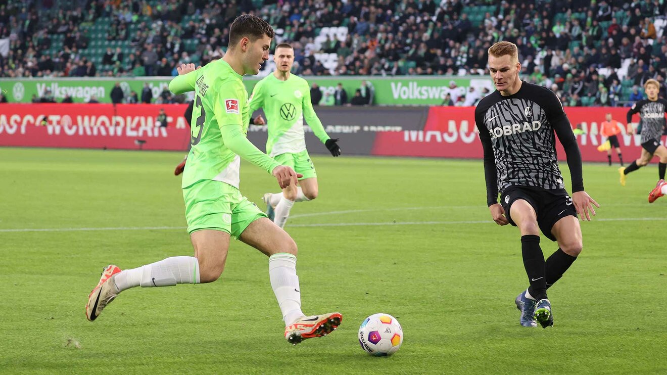 VfL-Wolfsburg-Spieler Jonas Wind holt zur Flanke aus.