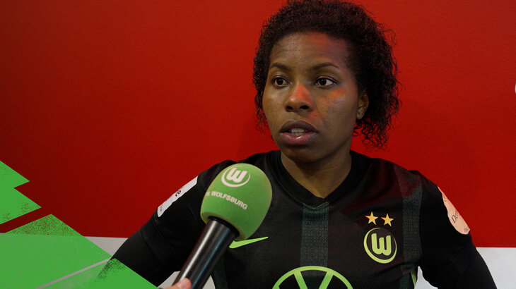 VfL-Wolfsburg-Spielerin Lineth Beerensteyn am Mikrofon. 