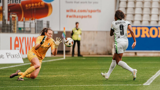 Die VfL-Wolfsburg-Spielerin Lineth Beerensteyn beim Torabschluss.