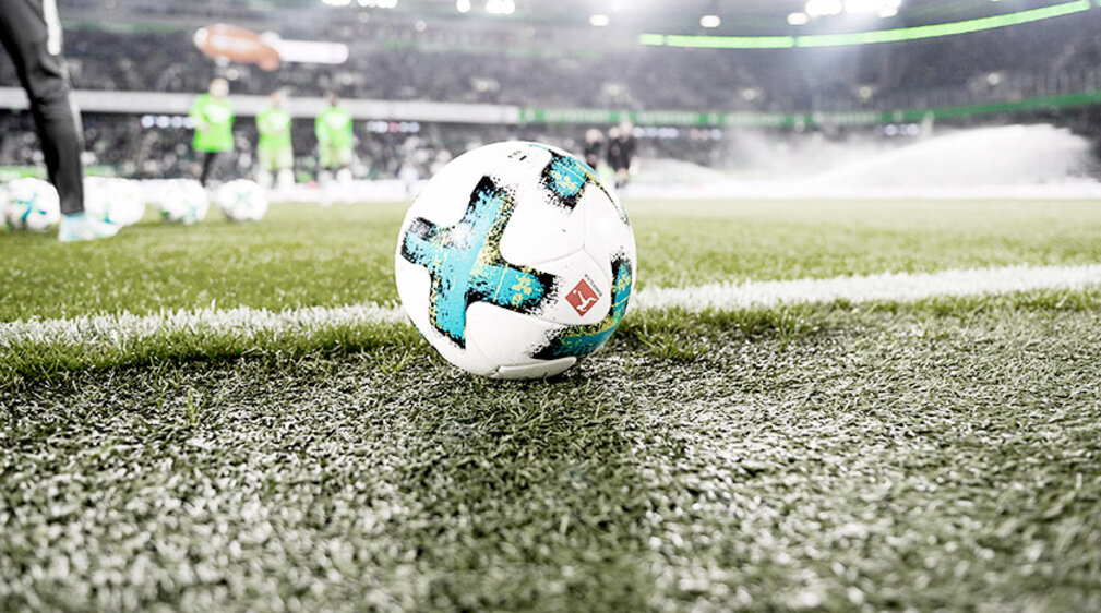 Ein Spielball liegt auf dem Rasen der Volkswagen Arena. 
