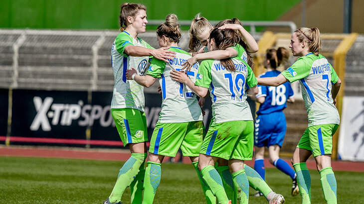 VfL Wolfsburgs Frauen II beim Siegjubel. 