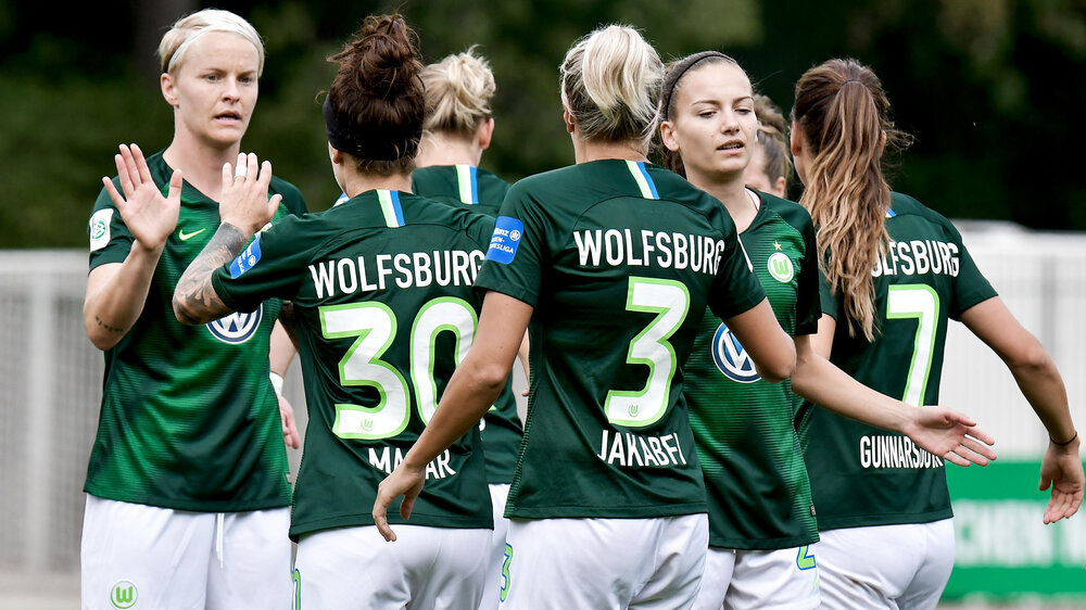 Die Frauen des VfL Wolfsburg bejubeln einen Treffer.