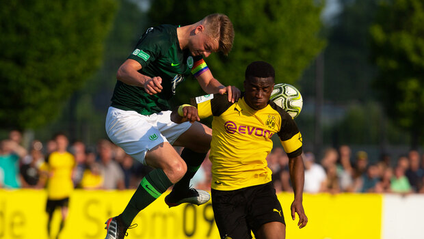 Der U17-Spieler des VfL Wolfsburg springt in die Luft, um ein Kopfball auszuüben.