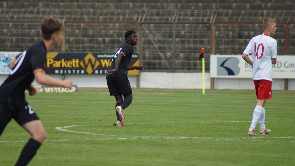 VfL Wolfsburg Jugendspieler Kofi Amoako läuft über den Platz.