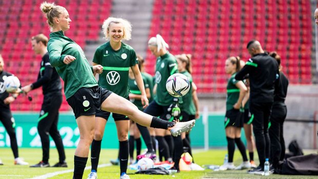 VfL Wolfsburg Spielerin Alexander Popp trainiert mit dem Ball.