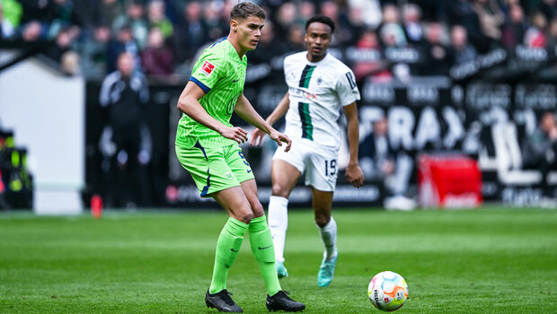 VfL-Wolfsburg-Spieler Van de Ven am Ball im Spiel gegen Gladbach.