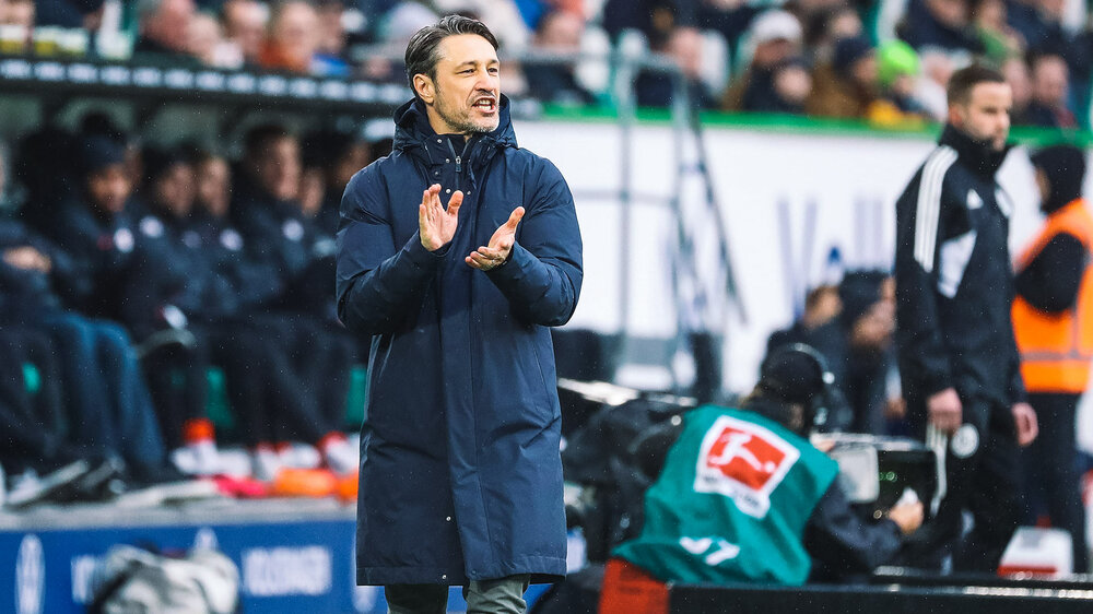 VfL-Wolfsburg-Trainer Niko Kovac klatscht am Spielfeldrand in die Hände.