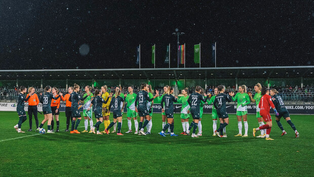 Die Spielerinnen des VfL Wolfsburg und Werder Bremen geben sich vor dem Spiel die Hände.