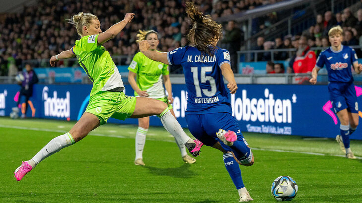 VfL Wolfsburg Spielerin Popp im Kampf um den Ball mit einer Gegenspielerin aus Hoffenheim.