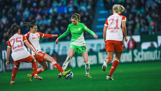 VfL-Wolfsburg-Spielerin Jule Brand kämpft im Zweikampf um den Ball.