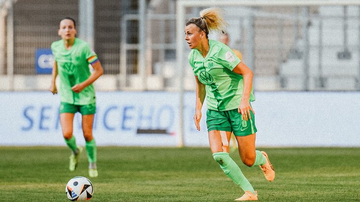 VfL Wolfsburg Spielerin Lena Lattwein läuft über das Spielfeld, der Ball liegt nur wenige Meter vor ihr auf dem Boden.