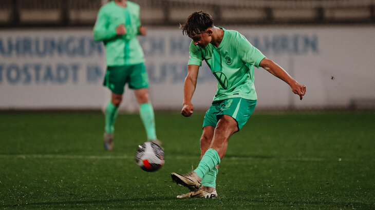 Ein Spieler der u17 des VfL Wolfsburg flankt einen Ball.