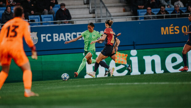 Die VfL-Wolfsburg-Spielerin Sveindis Jondottir im Zweikampf um den Ball.