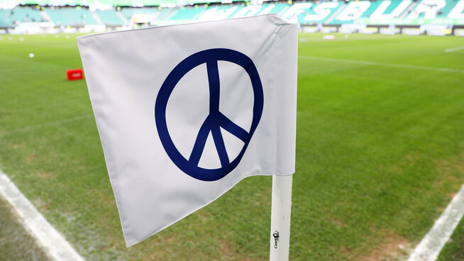 Die Eckfahne in der Volkswagen Arena mit einem Peace-Symbol.
