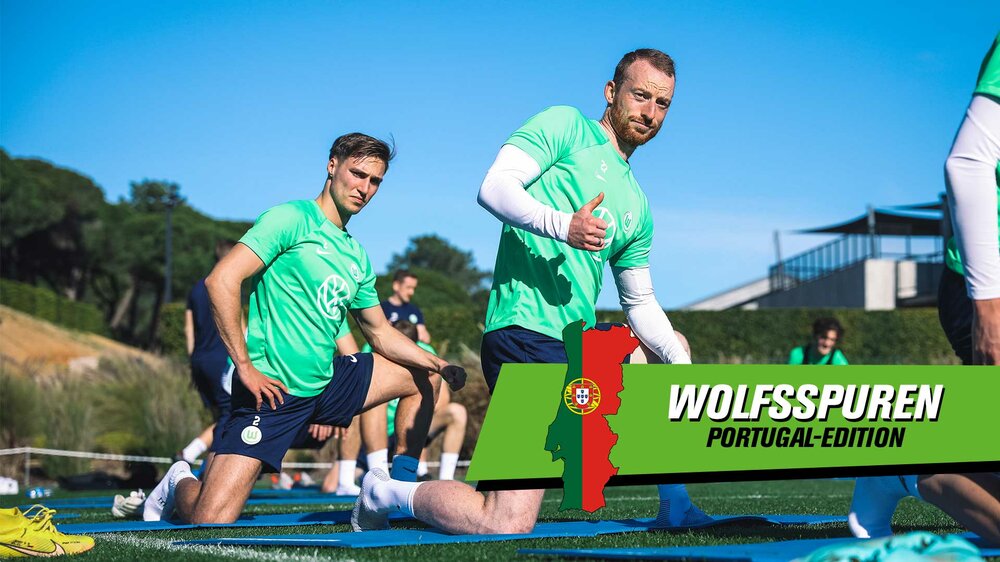 VfL-Wolfsburg-Spieler Maximilian Arnold hält den Daumen hoch in den Wolfsspuren Portugal-Edition.
