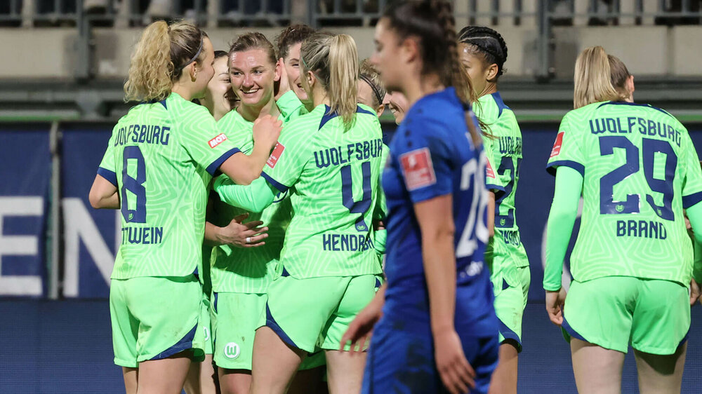 Die Frauen vom VfL Wolfsburg jubeln nach einem Tor.